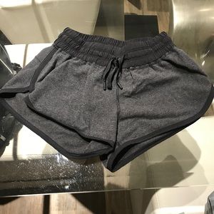 Lululemon R6 Hottie Shorts Size 4